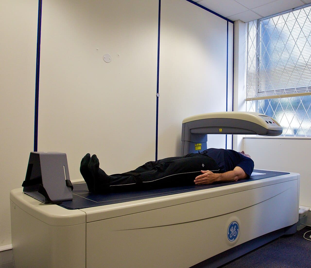Densitometria óssea, paciente no aparelho DEXA