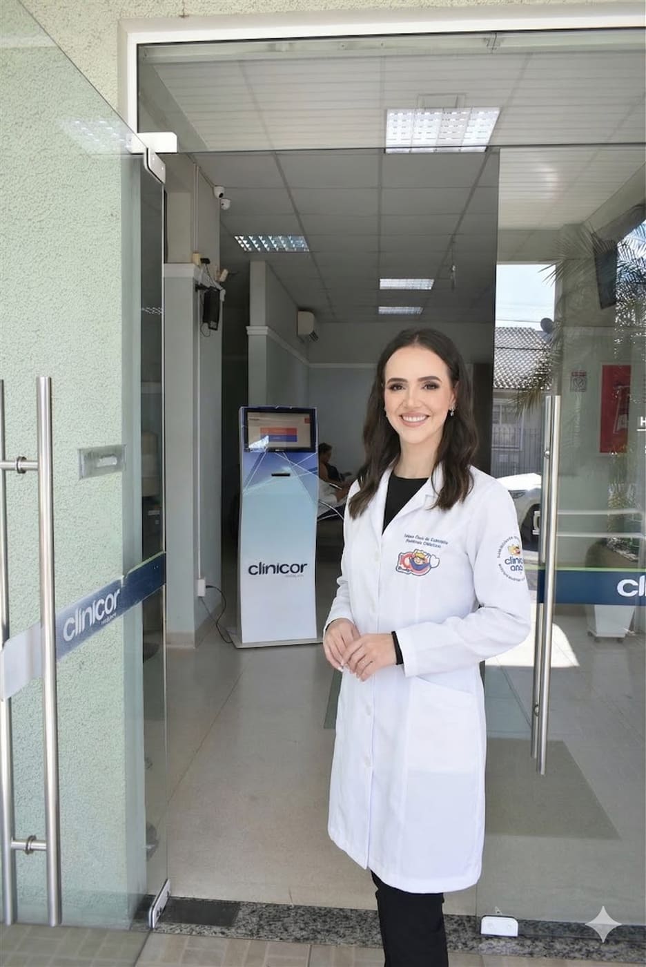Profissional da Clinicor na entrada da clínica em Indaial